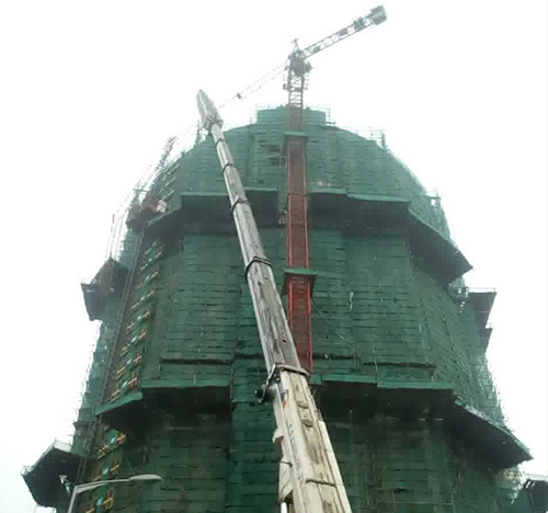 兰坪吊车在工地上作业